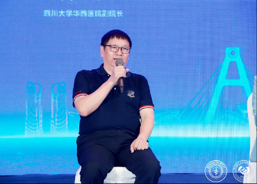 丁显平院士在第2届"人民医学传播大会"院士院长对话