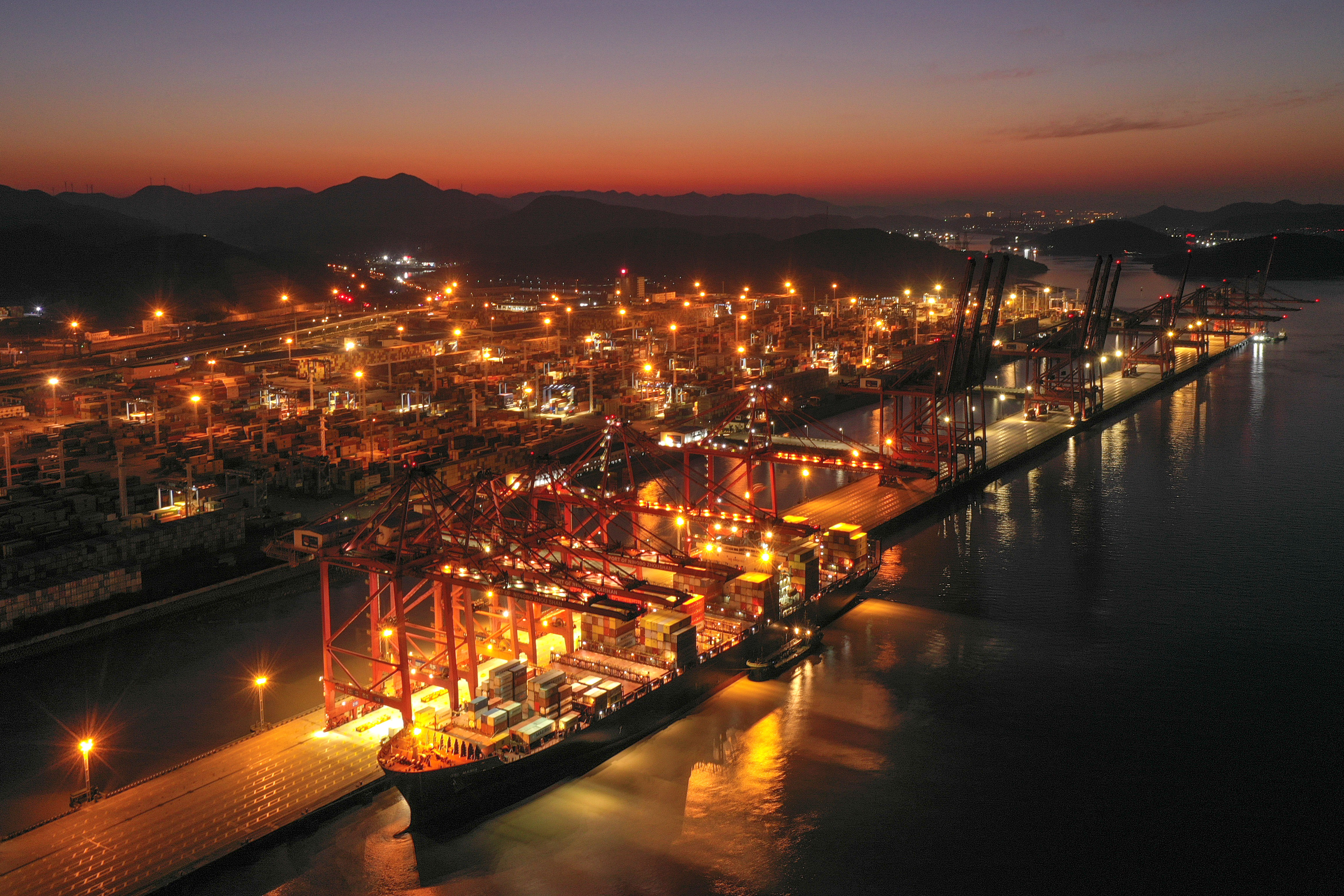 探访宁波舟山港:年货物吞吐量连续14年居全球第一