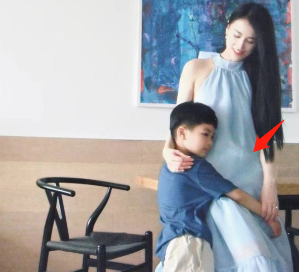 黄圣依搂小儿子合影,肚大如球疑怀3胎,网友痛斥她偏心劝其打胎