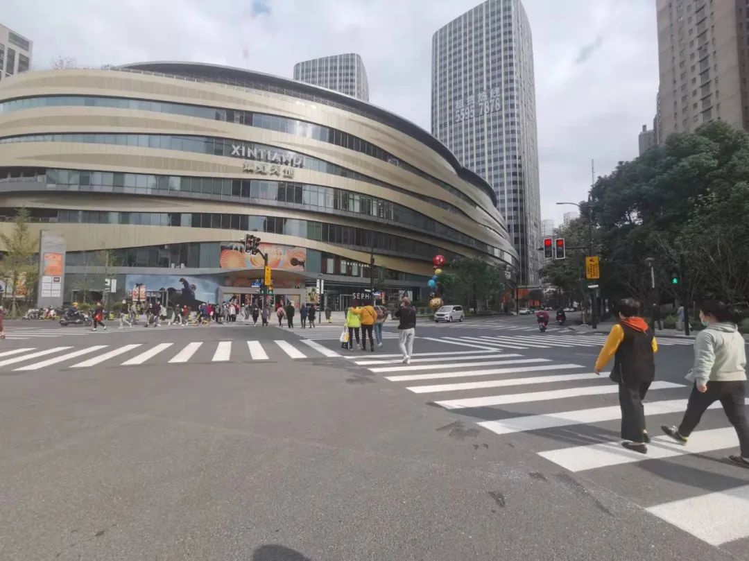 「提示」提高通行效率!瑞虹路天虹路口这条特别的斑马线完成改造