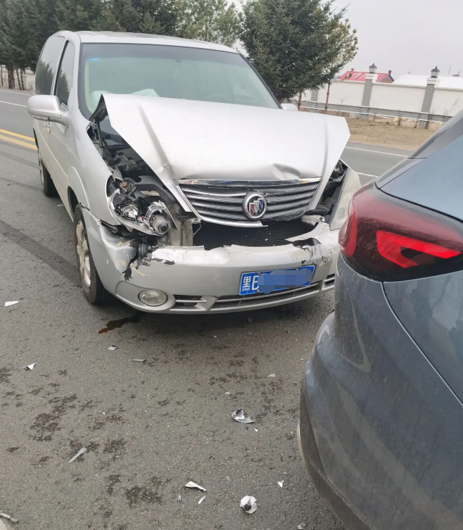 吨位差异不小!老别克gl8追尾奇瑞瑞虎8,网友:屁股果然够硬