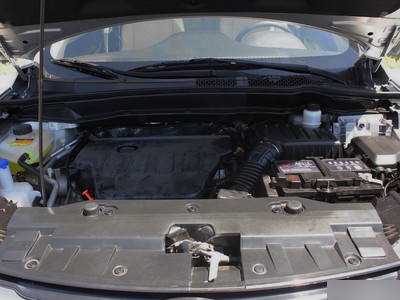 东风风神ax7空气滤芯在哪 位于发动机舱左上角 黑色盖板内部