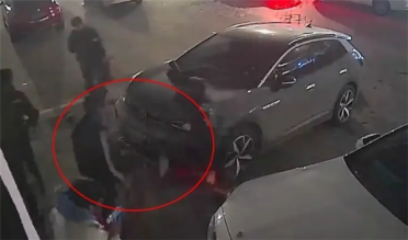 私家车占道堵住店门 店主怒砸车辆并指使店员开车猛撞 双双获刑