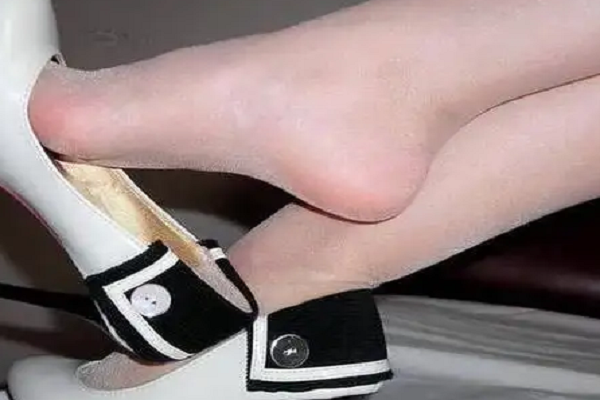 夏天穿凉鞋脚出汗怎么办