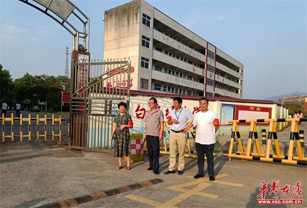 你的安全我守护 白露塘中学"护学岗"在行动