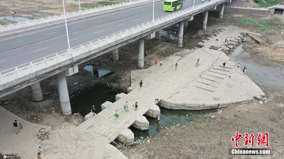 河南颍河开闸放水 明代古桥遗址"重见天日"