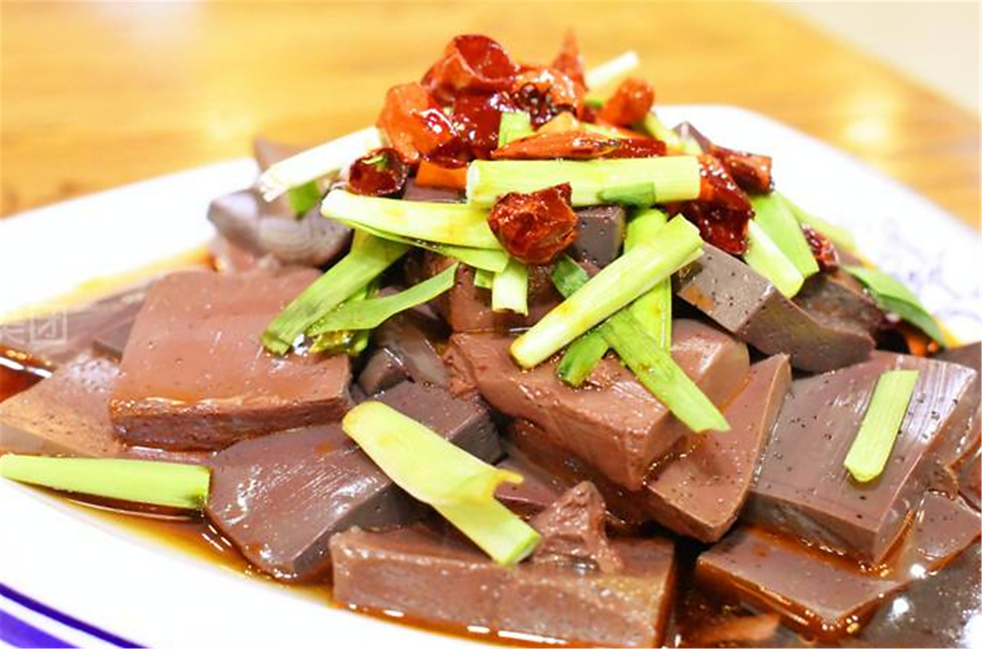 炒羊血时,怎样才能不腥不膻,教你烹饪方法,羊血完整,清新好吃