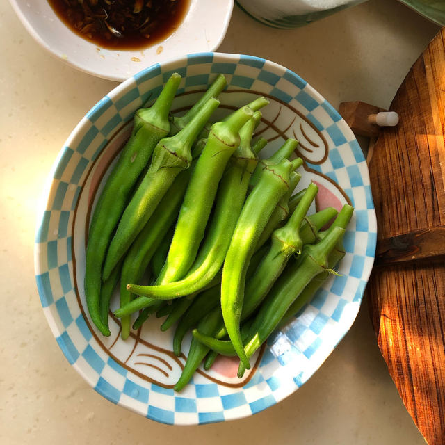 水煮黄秋葵,配上蒜泥就完美了!
