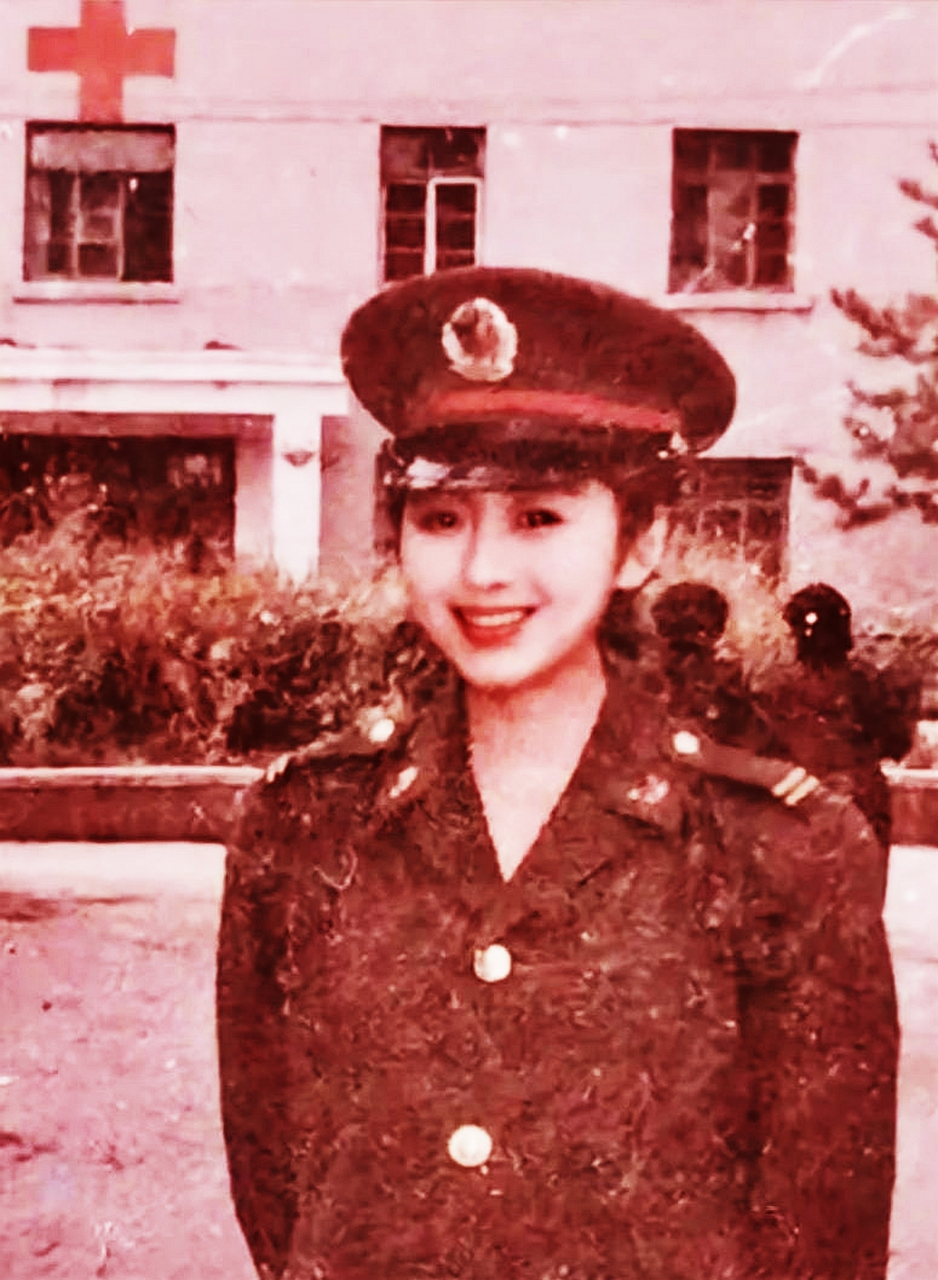 90年代难得一见的女军人照片,让人过目难忘.