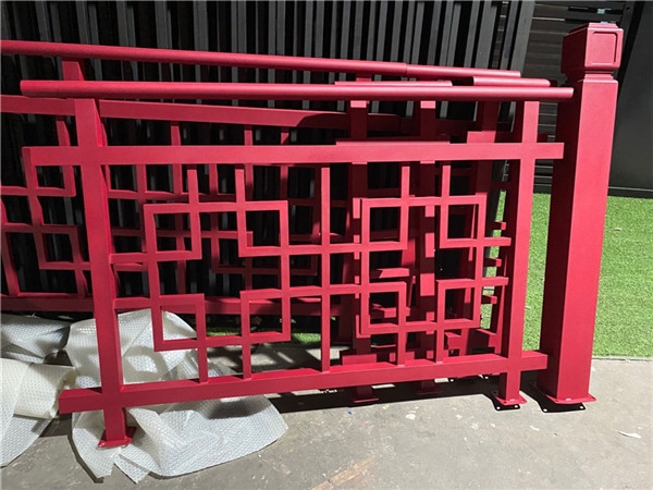 旅游景点深色木纹铝方管烧焊栏杆