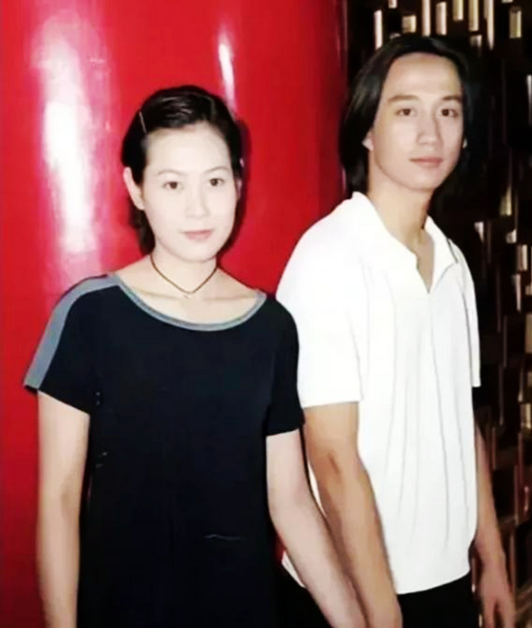 十多年前,黄磊和刘若英曾有过手牵手的合影当时,两人正热恋着
