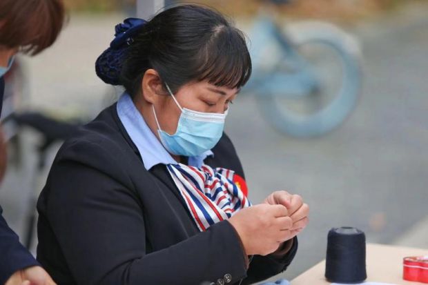 高校宿管阿姨组团为学生免费缝补衣服书包破损玩偶 有阿姨从家里搬来