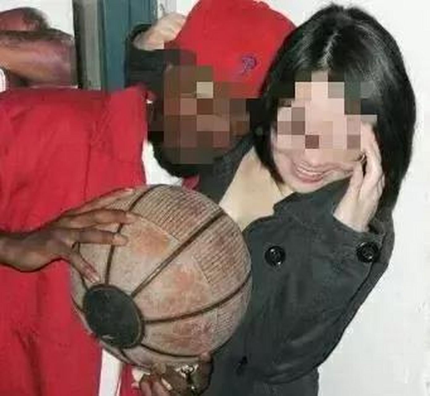 近日广东广州,一女子婚内出轨黑人,与黑人同事的不雅视频被曝光,内容