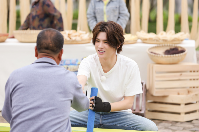 justin《奔跑吧》九宫格高清剧照来袭 "捧场王"小贾开启春游新体验