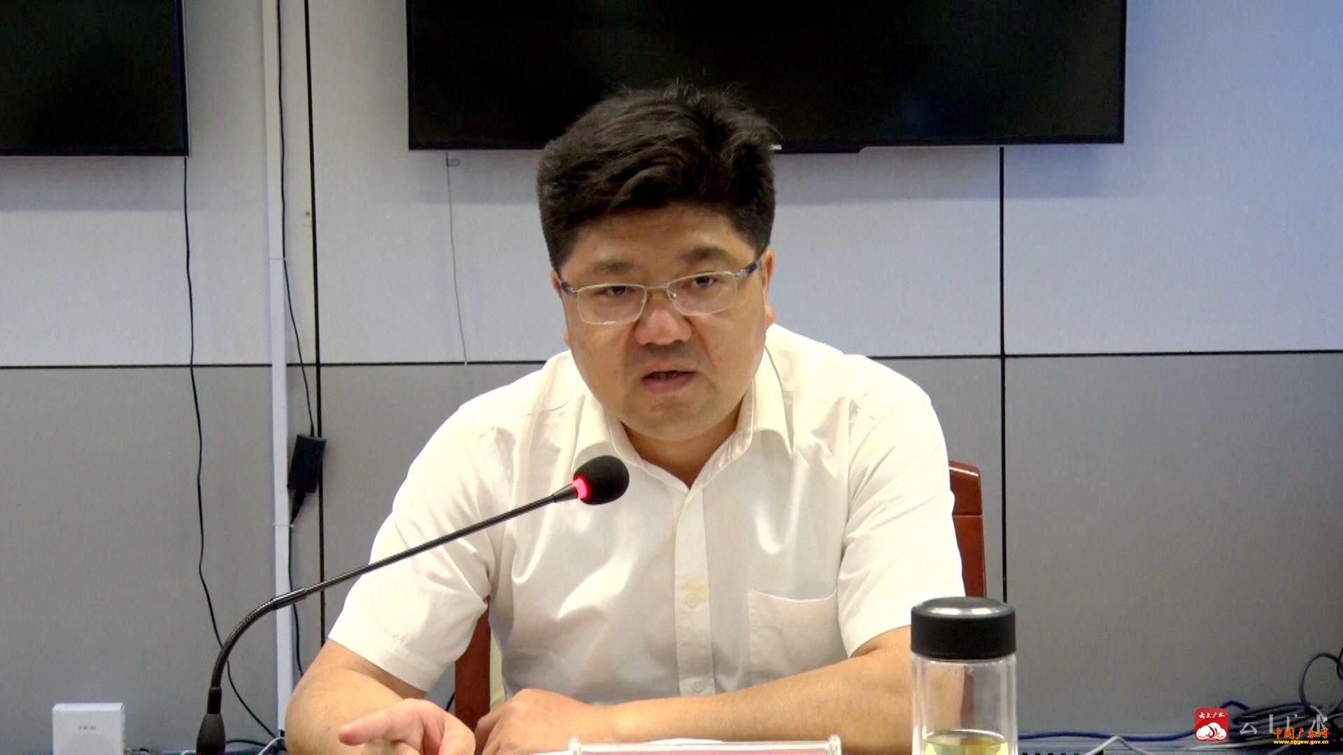 黄继军主持召开"三个规定"大宣讲和党政领导干部严格执行"三个规定"