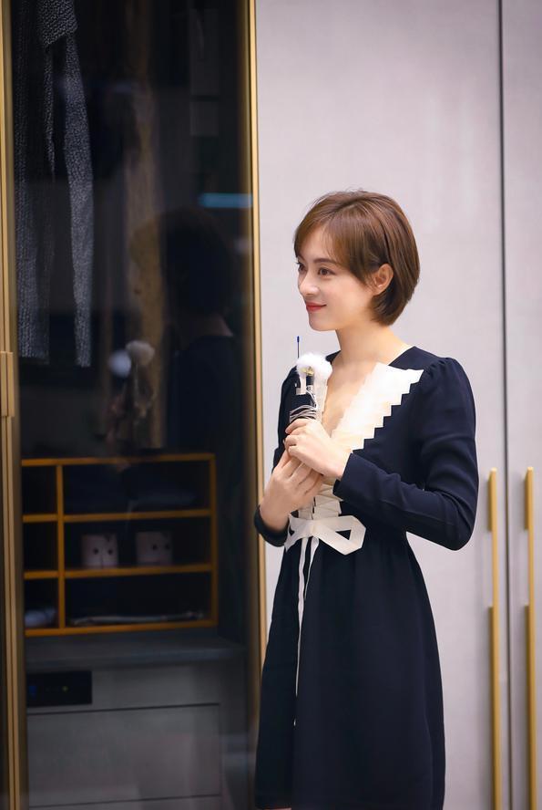 孙俪换新发型美翻了,穿折叠蝴蝶领连衣裙亮相,八字刘海减龄10岁