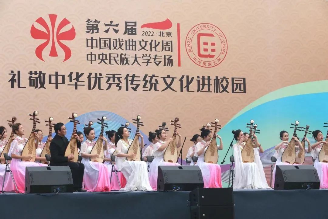 著名梅派青衣,北京京剧院演员,梅兰芳京剧团领衔主演,国家一级演员