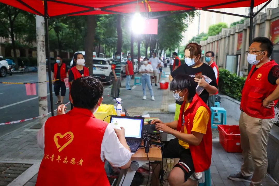 北湖街横堤社区核酸检测点,15岁的何承烨是该检测点年纪最小的志愿者