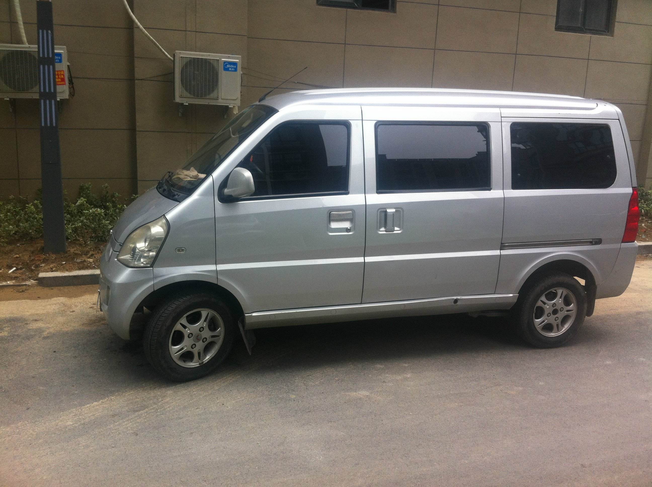 我的面包车急加油门冒黑烟怎么回事