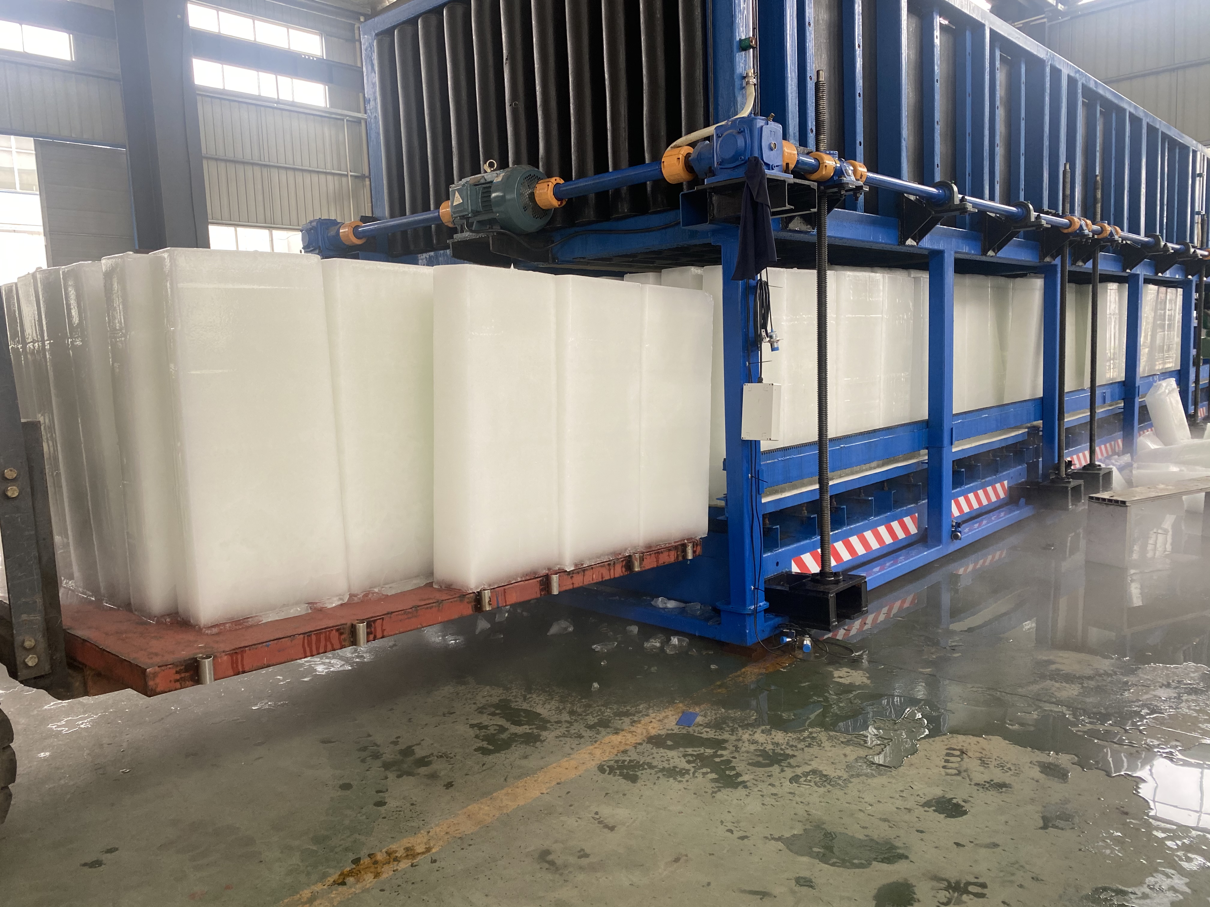 块冰机是一种用于制造块状冰块的设备