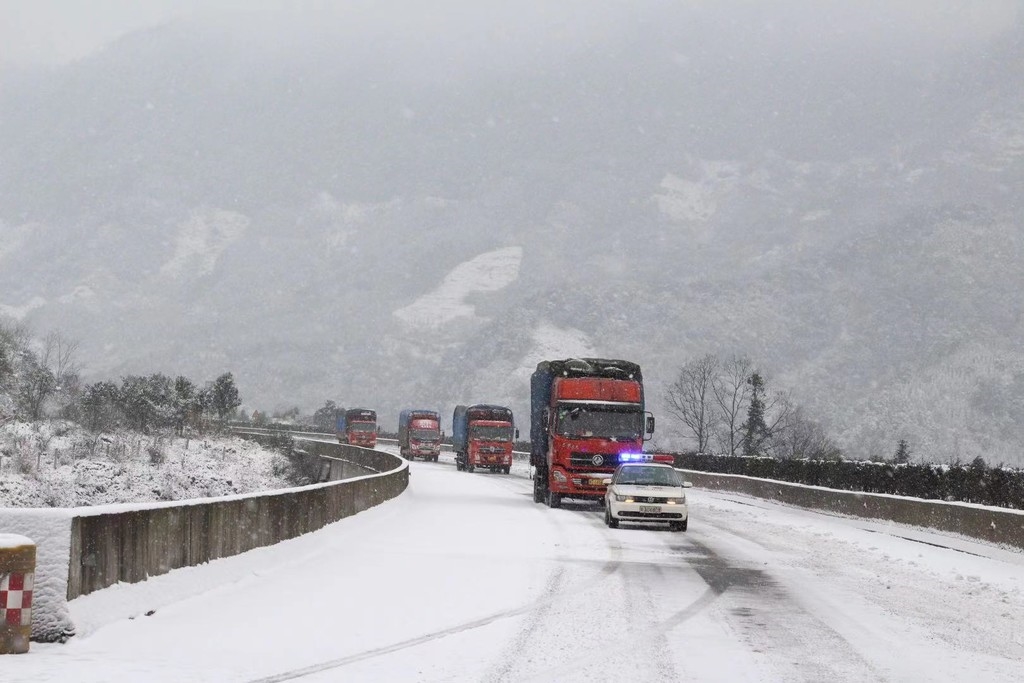 雅西高速警车为何携六千台货车组队通过冰雪路?