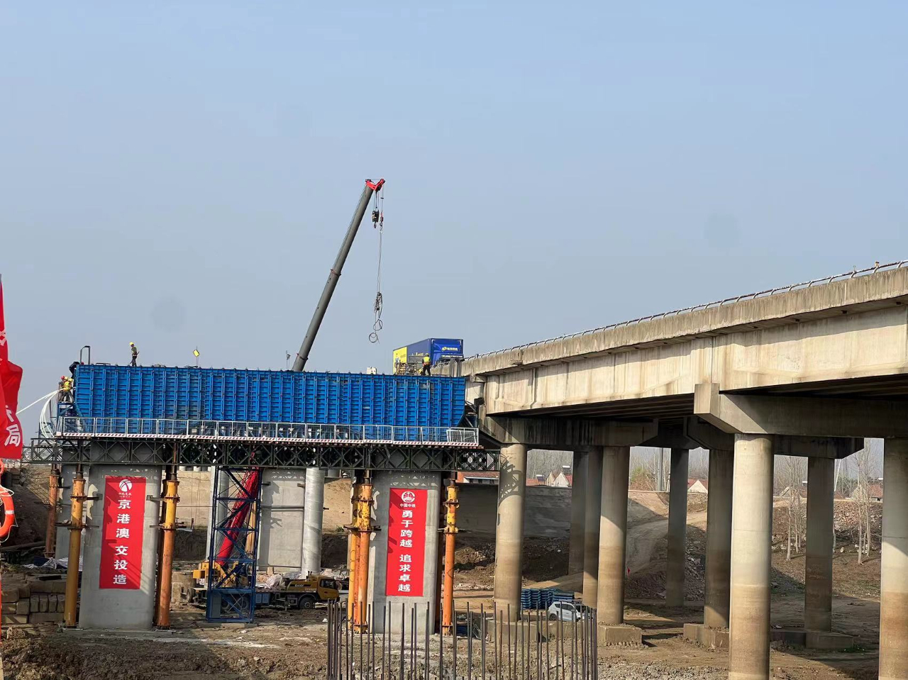 京港澳改扩建工程5标首个主墩盖梁浇筑完成