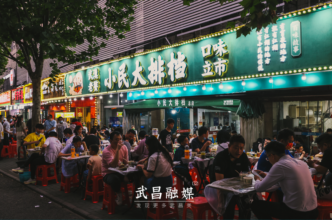 小龙虾,再配上一杯冰凉清润的绿豆沙或者啤酒,这才是老武汉的夜宵江湖