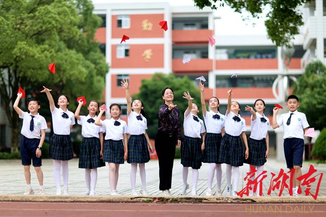 白鹤小学白鹤雕像图片