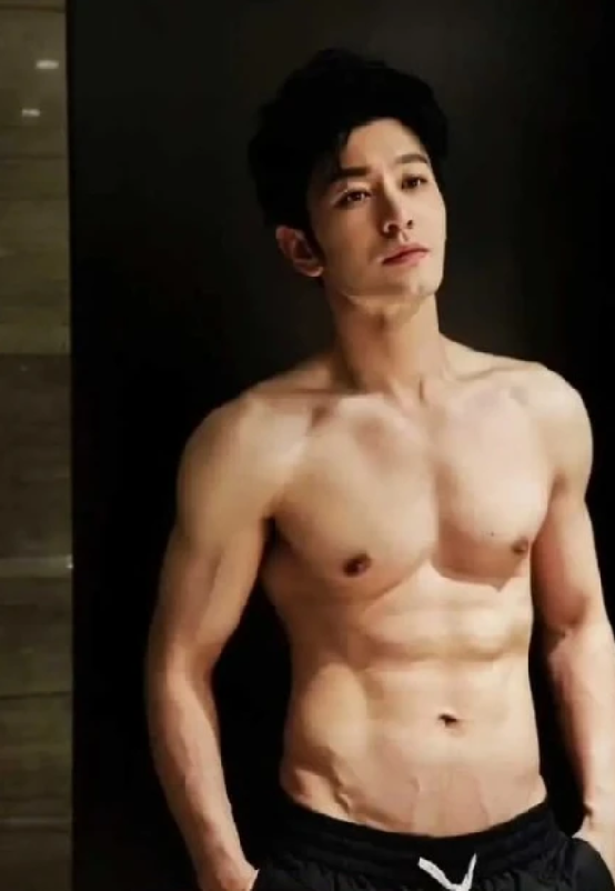 黄晓明晒照一展肌肉身材,仿佛重返20岁,坚持运动是关键