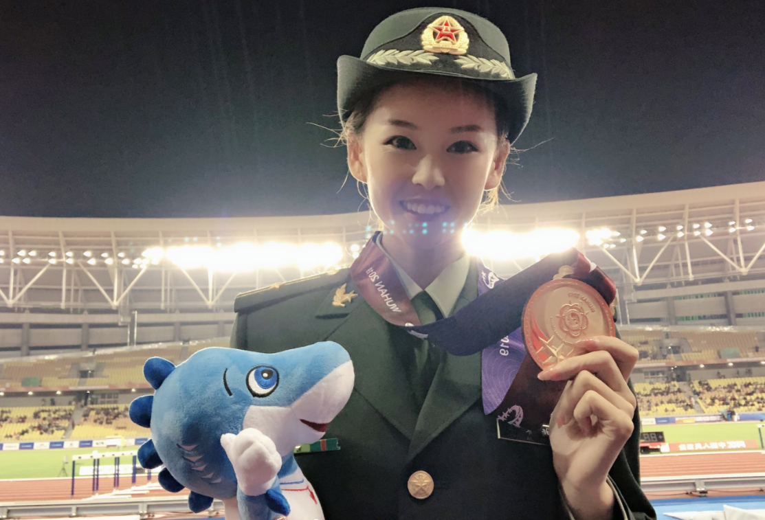 中国竞走女神被判犯规!冲过终点线后,双膝跪地不起,太心疼了