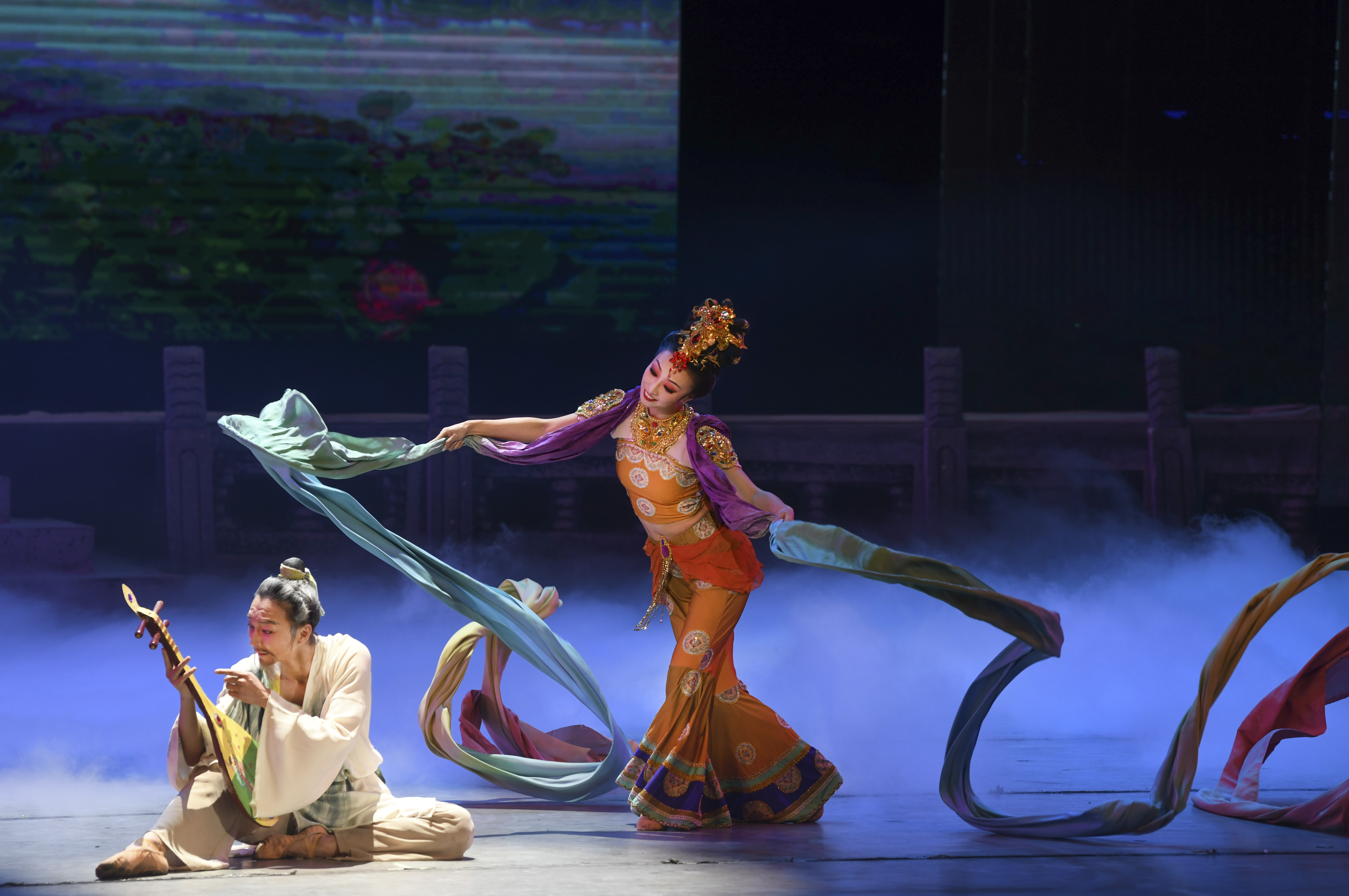 经典舞剧《丝路花雨》在乌鲁木齐上演