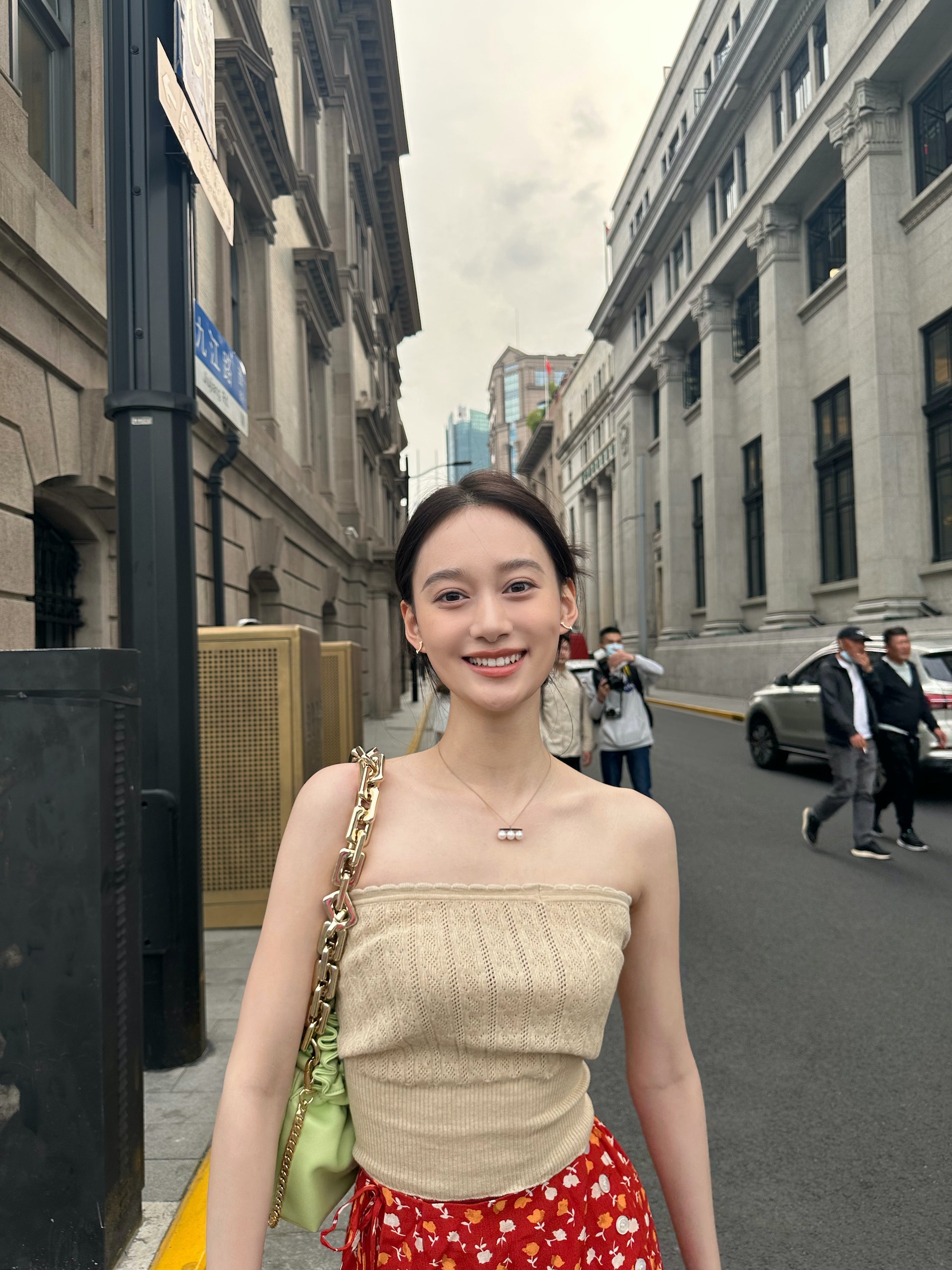 美如梁洛施的夏梦:她是北影校园中的一道亮丽风景线!