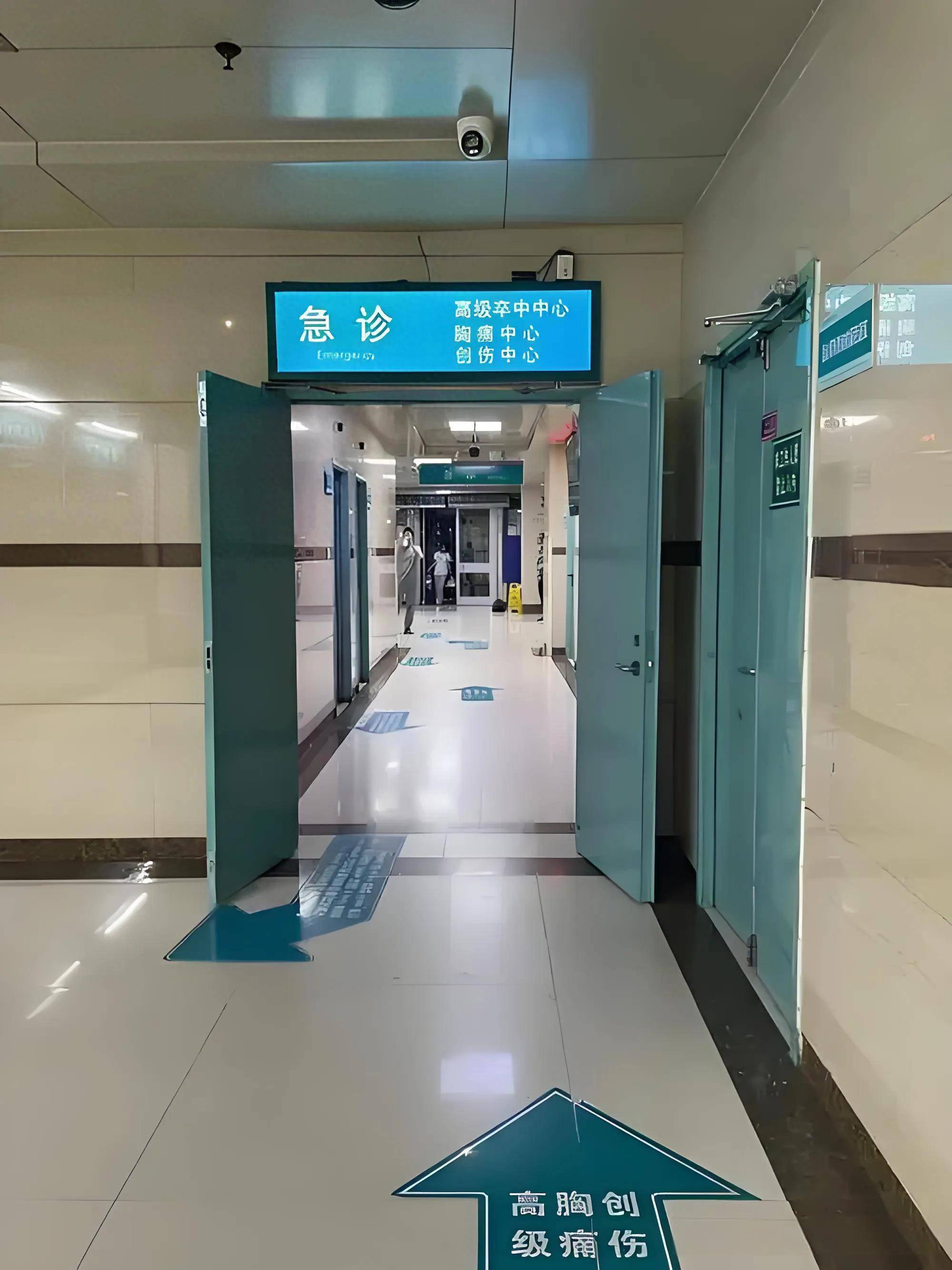 郭达血溅春晚后台,为何选择巅峰"消失"?三重压力撕碎真相!