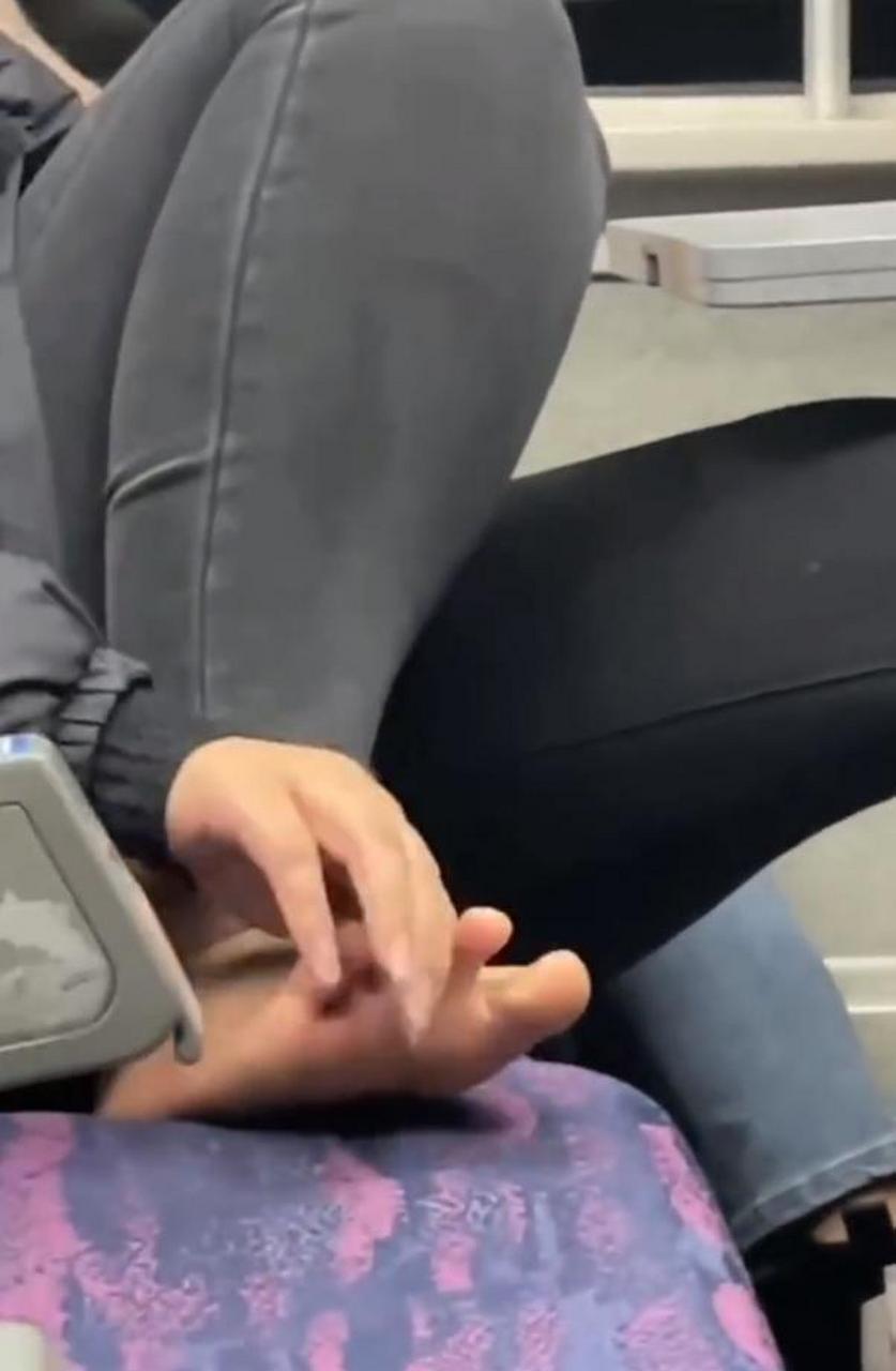 这种抠脚趾头的坏习惯尽量不要在公共场所展示了,要