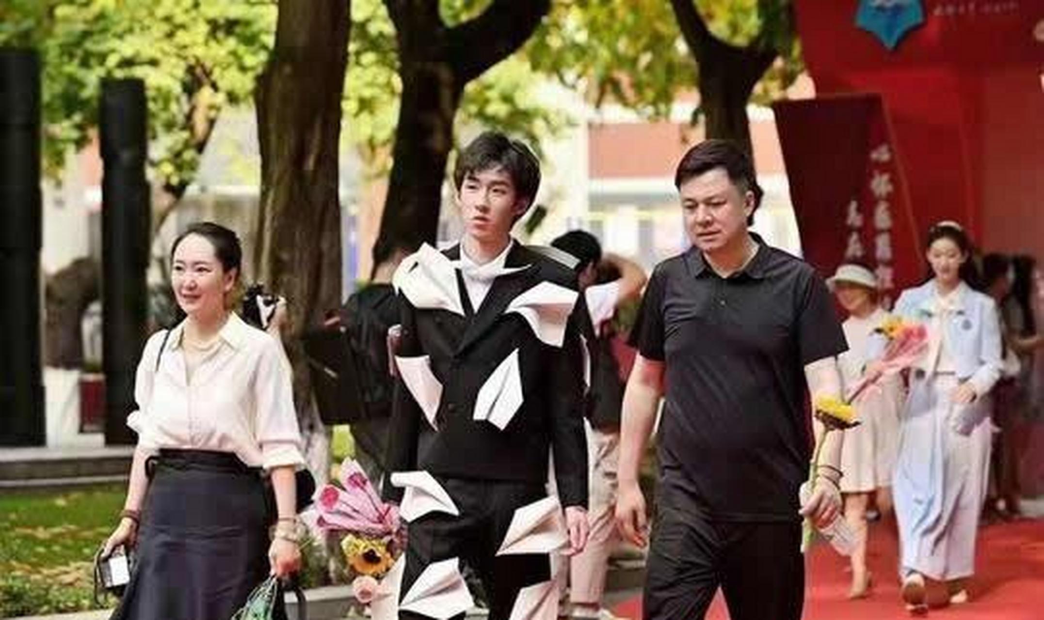 大家踊跃买国货华为,他却买lv 昨天,华为女婿刘晓棕现身成都七中参加