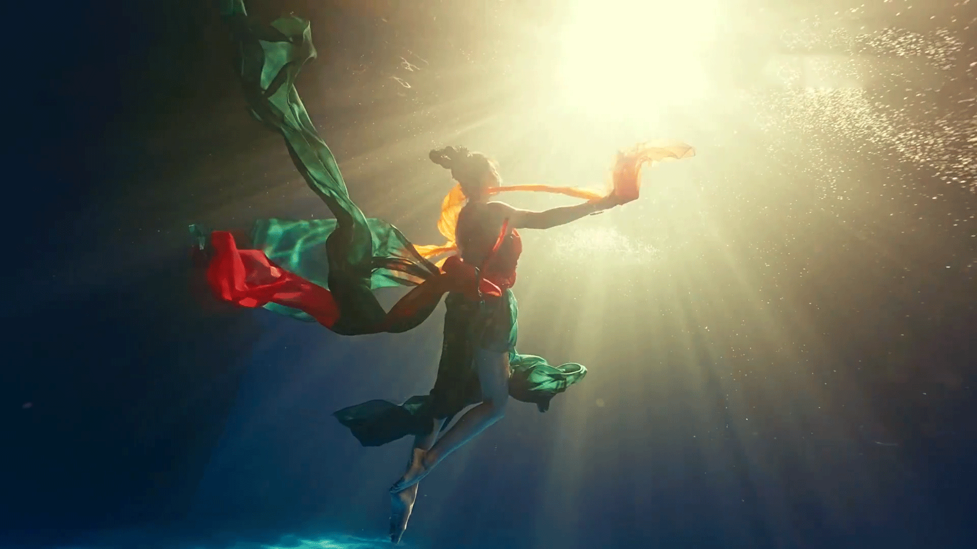 简直就是洛神化身,又似飞天