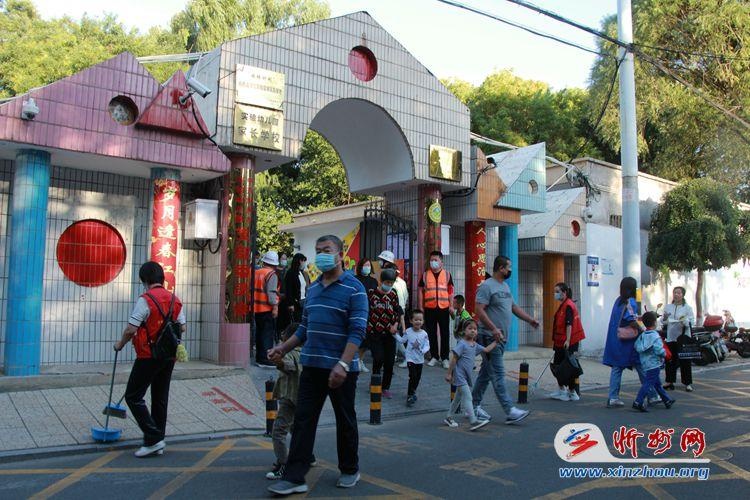 忻师西巷内实验幼儿园门口接送孩子的家长