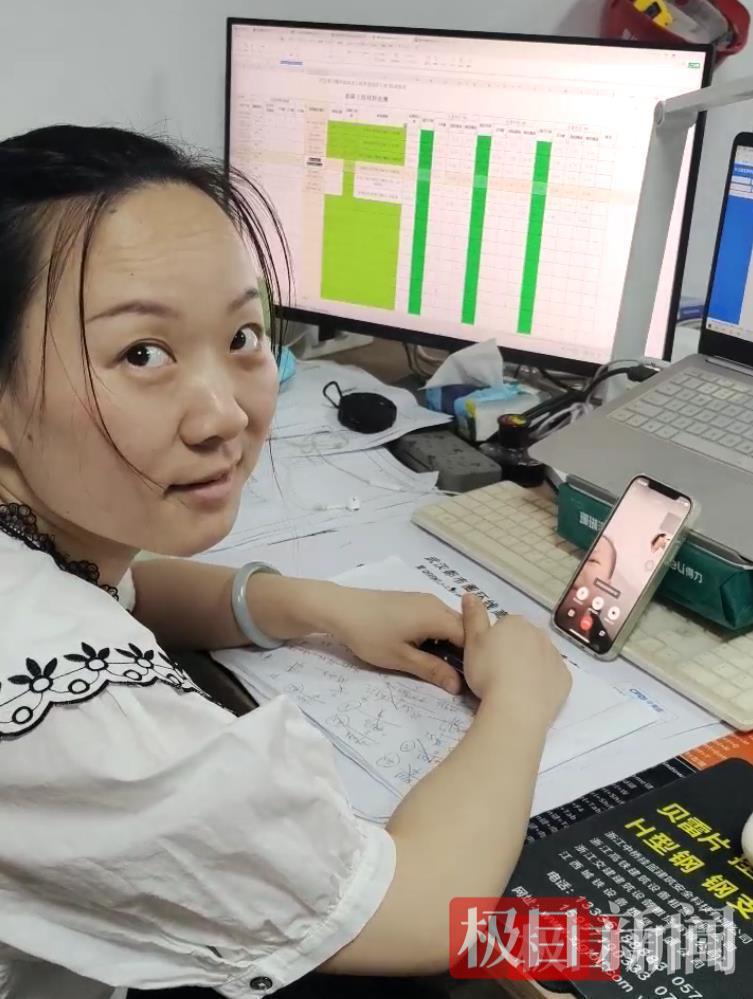 旷芸和远在千里的女儿视频通话.jpg