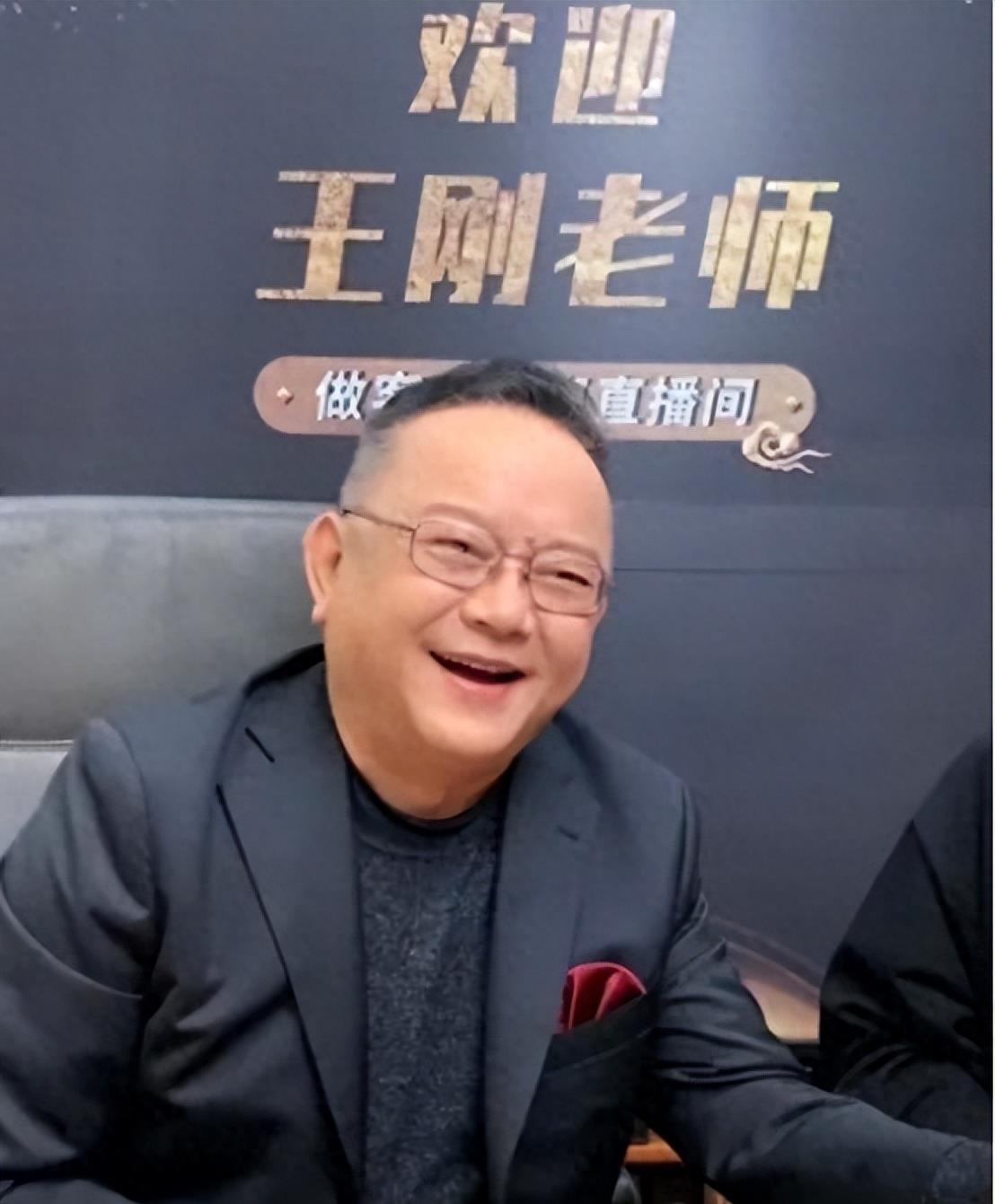 王刚现状:75岁还没退休,外孙和儿子同上高中,妻子风韵犹存