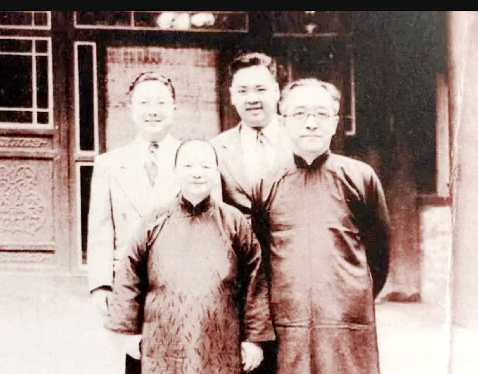 1948年胡适与夫人江冬秀在北京东昌胡同合影.