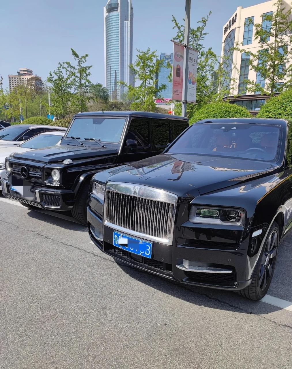 今天青岛海信广场停车场里宾利,劳斯莱斯库里南,迈巴赫遍地,还只是拍