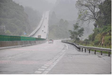 山区道路行车风险大图片