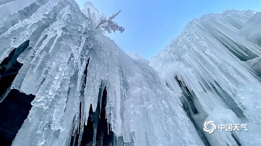 北京延庆冰瀑晶莹剔透 千姿百态蔚为壮观
