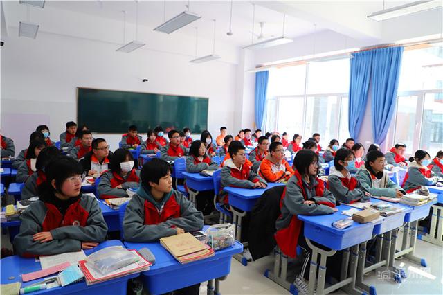 博兴县第一中学2700余名学生新学期喜迁新校区