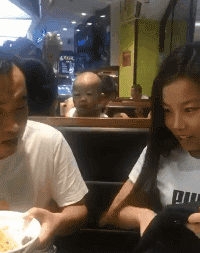 搞笑gif段子:现在的主持人都这么厉害吗?哈哈哈哈