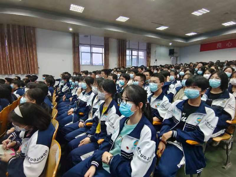 喜迎二十大 阔步新征程:靖州一中党总支举行青年教师演讲比赛