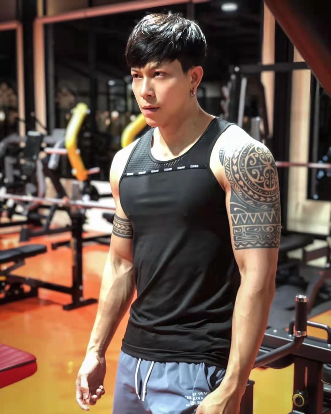 花臂男的肌肉好大只,帅气阳刚的他爱健身,爱运动,男友力爆棚