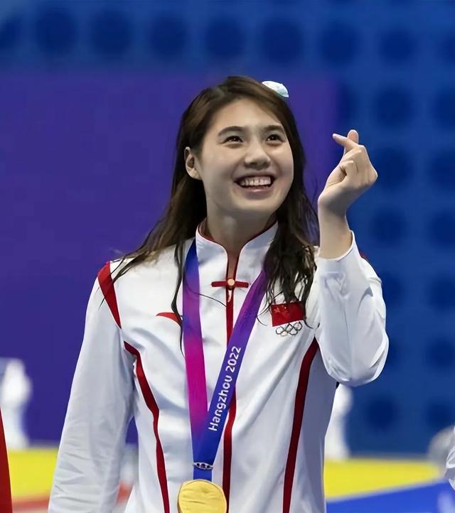 奥运游泳冠军张雨霏图片