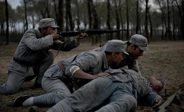 抗日战士身中7枪,妻子误以为死亡,自杀殉情,他内疚终身不娶