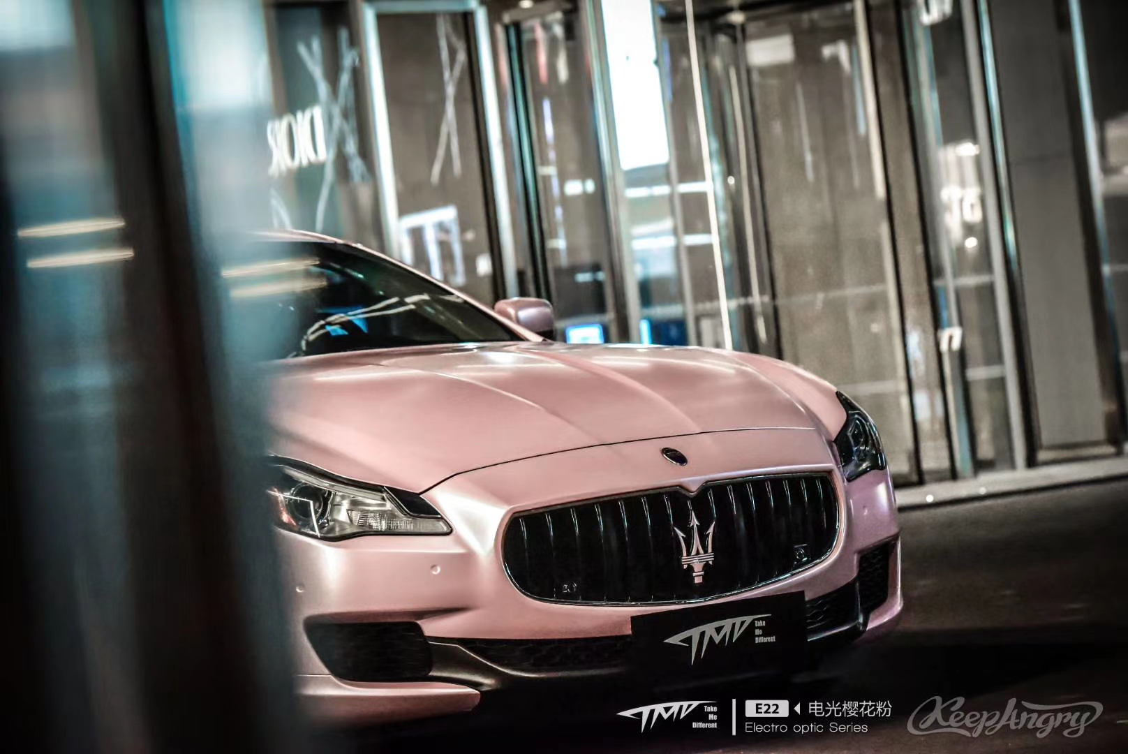 优雅又不失率真,玛莎拉蒂吉博力电光樱花粉改色膜 tmd潮牌